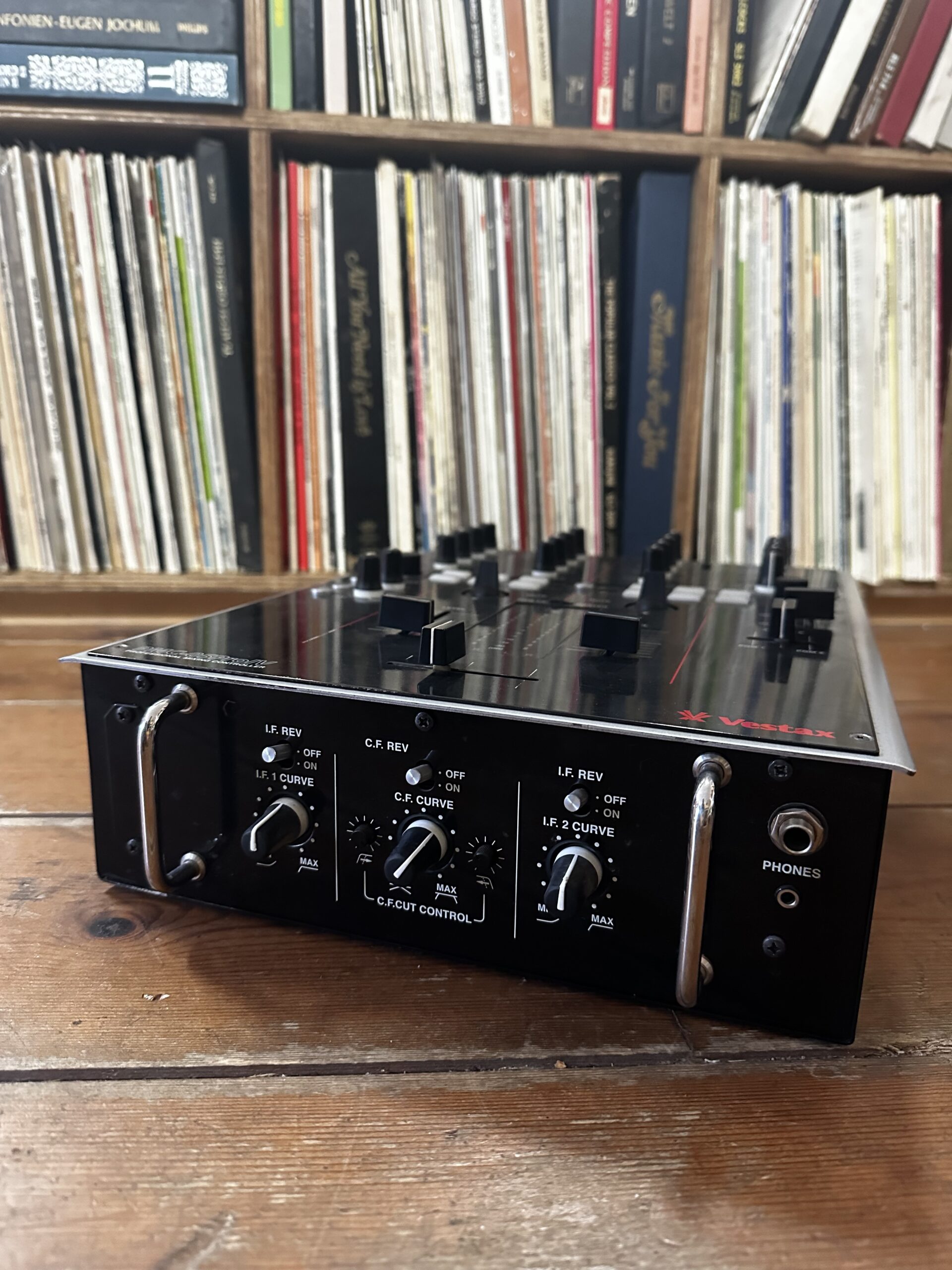 Vestax PMC-05 PRO IV - DJ Mixer - Image 3